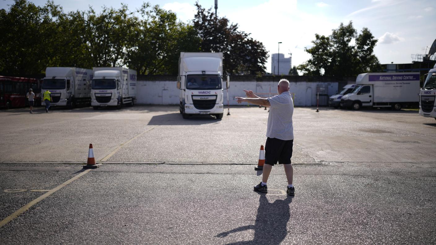 Per sopperire alla mancanza di camionisti Londra sta lavorando anche ad accelerare le procedure per l'ottenimento della patente