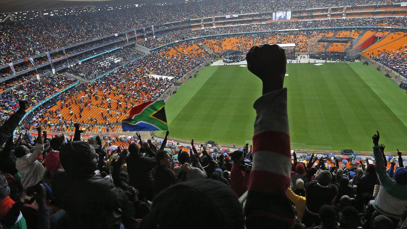 commemorazione mandela stadio pugno alzato re.jpg