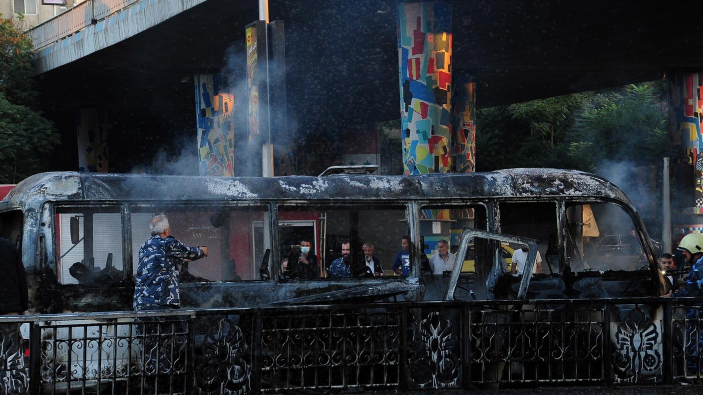 Due ordigni sono esplosi, distrutto un bus militare
