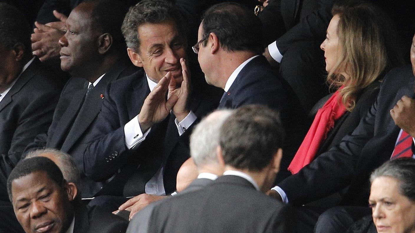 Il presidente francese Hollande e l'ex capo di Stato francese Sarkozy