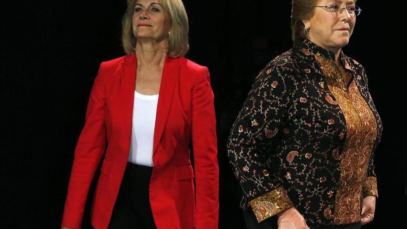 Michelle Bachelet  ed Evelyn Matthei , durante il dibattito preelettorale diffuso lo scorso dicembre dalla televisione cilena, in vista del ballottaggio