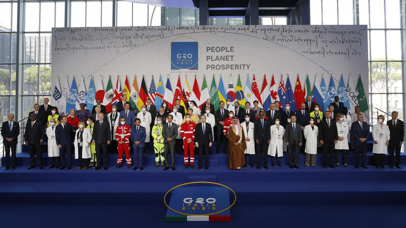 La foto di gruppo dei leader del G20 con infermieri e medici della Croce Rossa