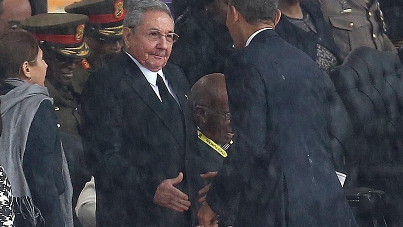 La stretta di mano tra Castro e Obama durante i funerali di Nelson Mandela