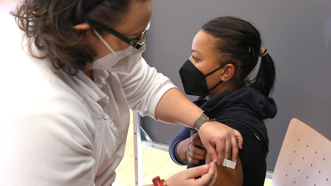 Anche i vaccinati avranno un nuovo obbligo: portare la mascherina FFP2 all'interno di tutti gli spazi aperti al pubblico