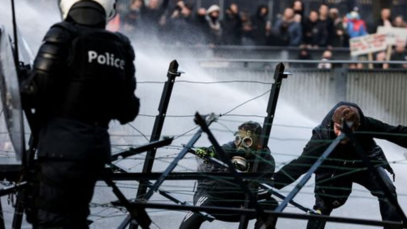Manifestanti fronteggiano la polizia