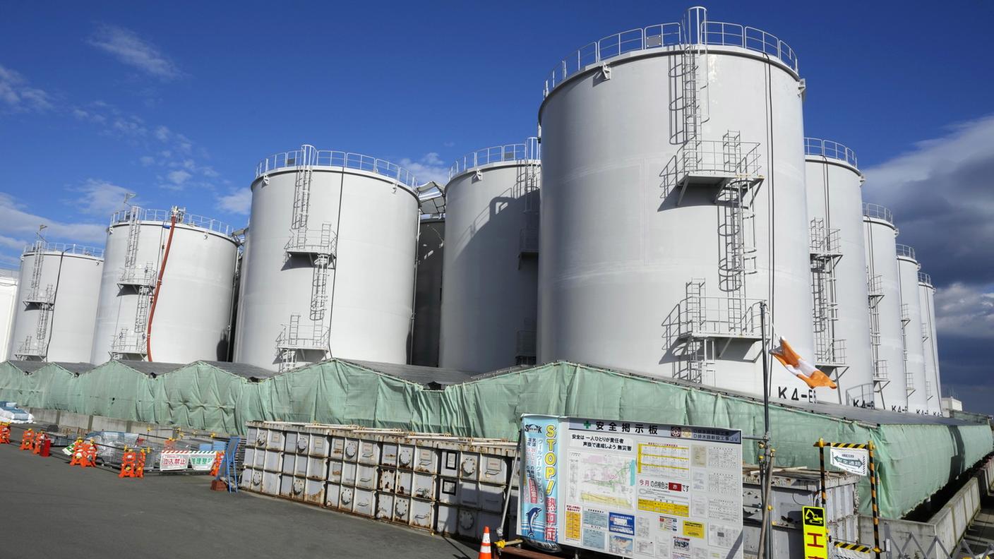 Serbatoi per lo stoccaggio delle acque nell'area della centrale colpita dal disastro del 2011