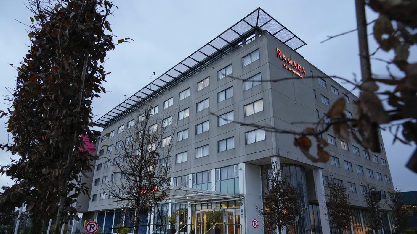 La maggior parte delle 61 persone positive sono state messe in isolamento in un hotel vicino all'aeroporto