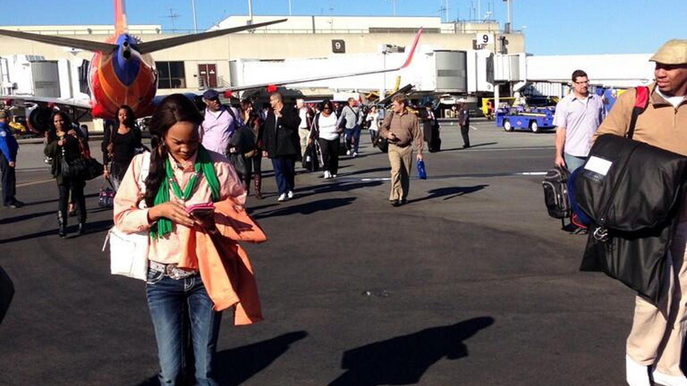 Una gallery con foto keystone scattate dopo la sparatoria all'aeroporto di Los Angeles. Ecco dei passeggeri che lasciano il terminal