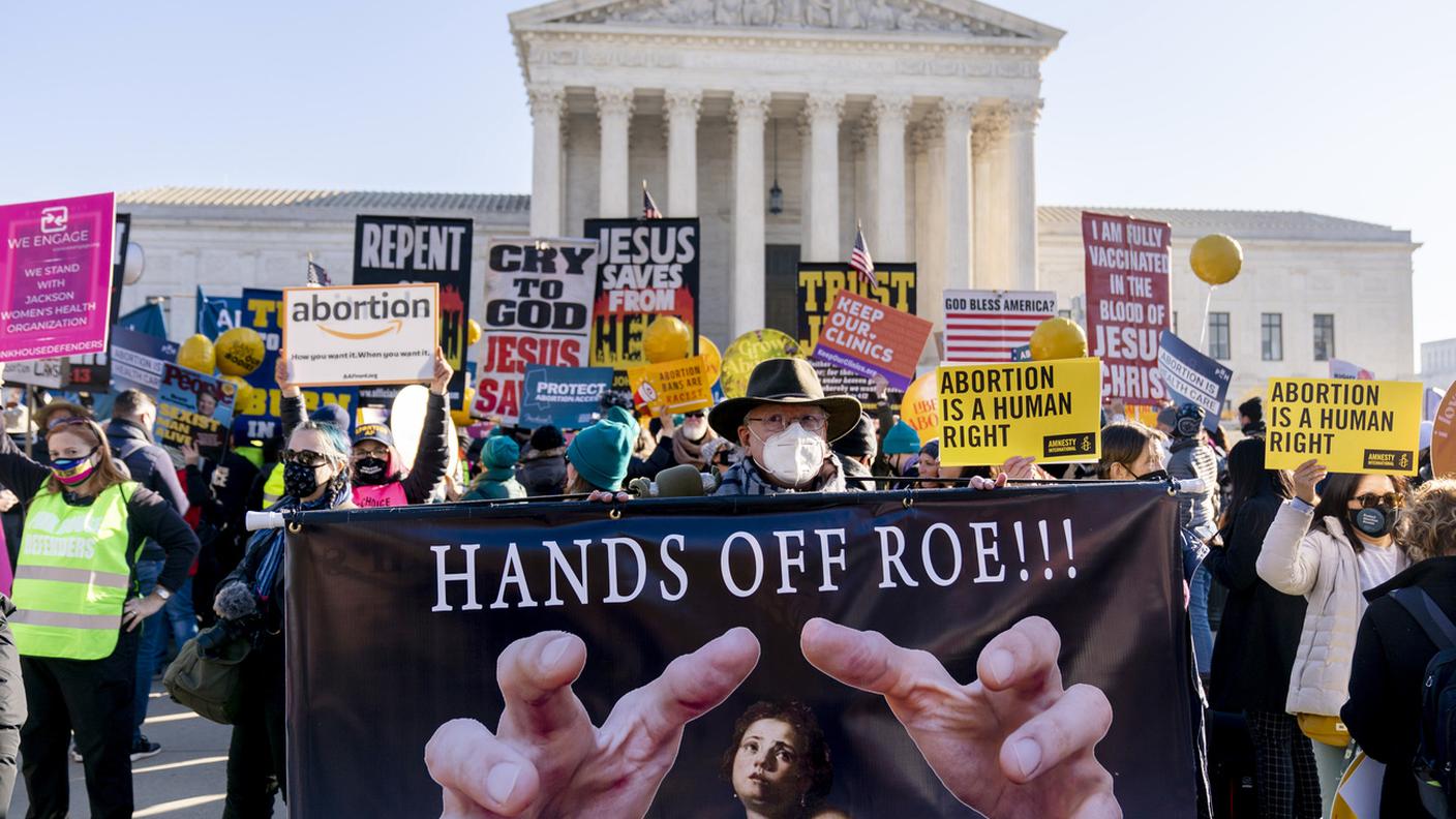 Manifestanti dei due fronti davanti alla Corte suprema a Washington