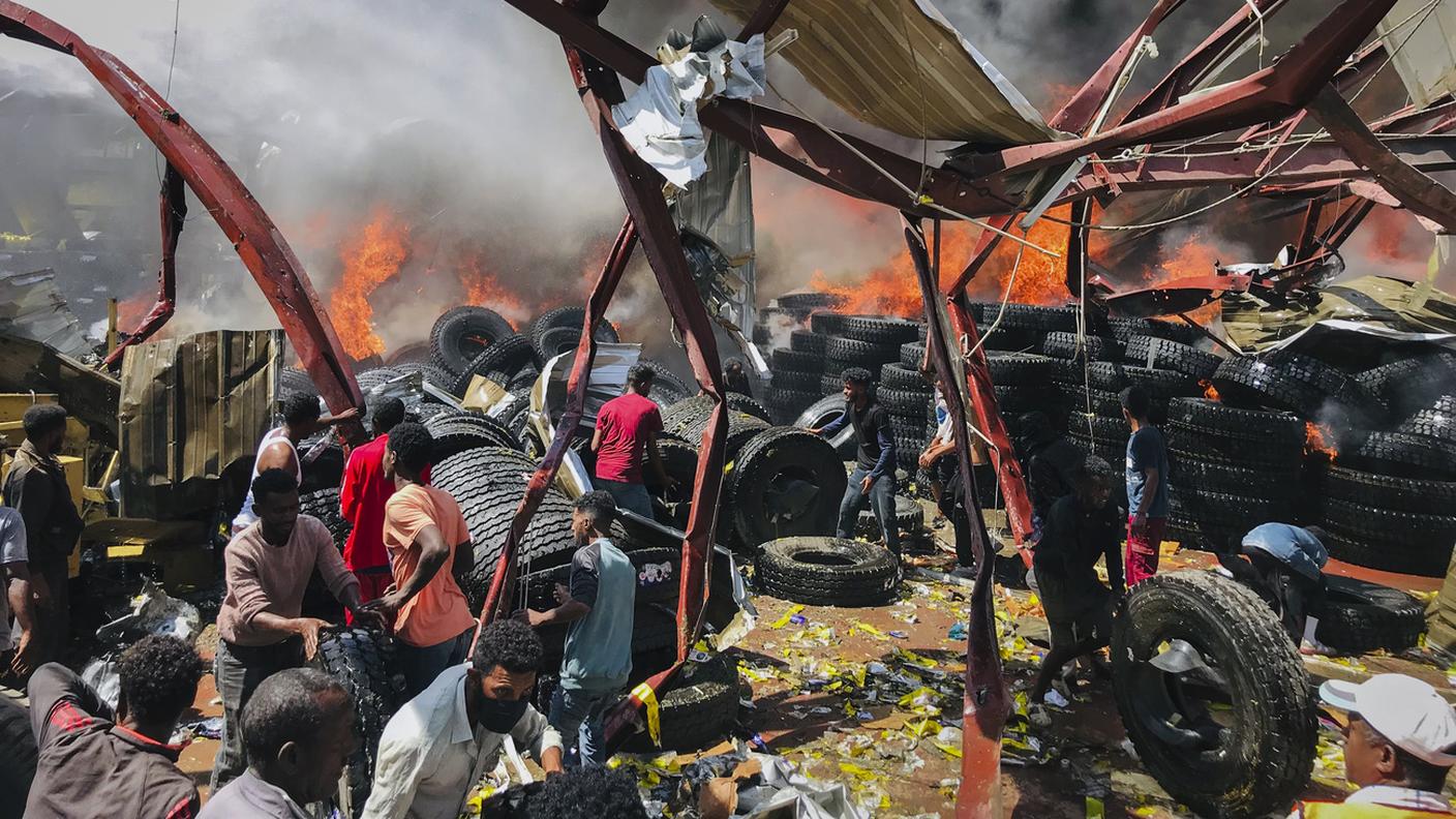 Persone in fuga dopo un bombardamento a Mekele, nel Tigrè (foto d'archivio)