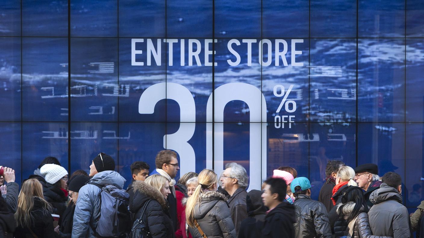 Lunga attesa davanti ad un negozio della 5th Avenue