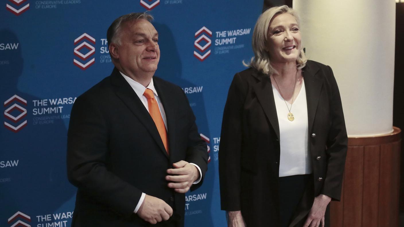 Marine Le Pen e Viktor Orban, qui ripresi primo dello svolgimento della riunione