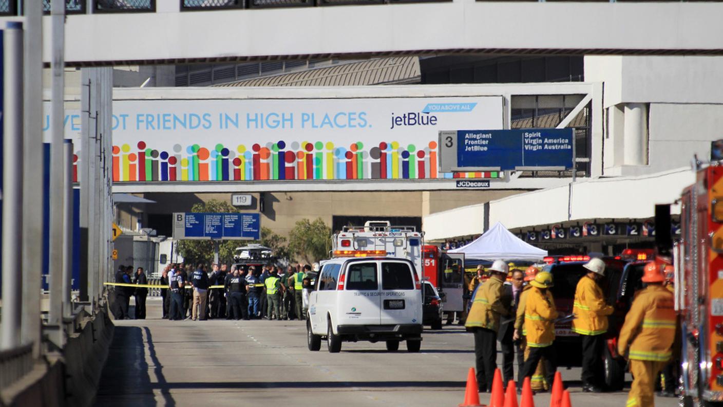 Soccorsi e cordoni di polizia davanti allo scalo di Los Angeles