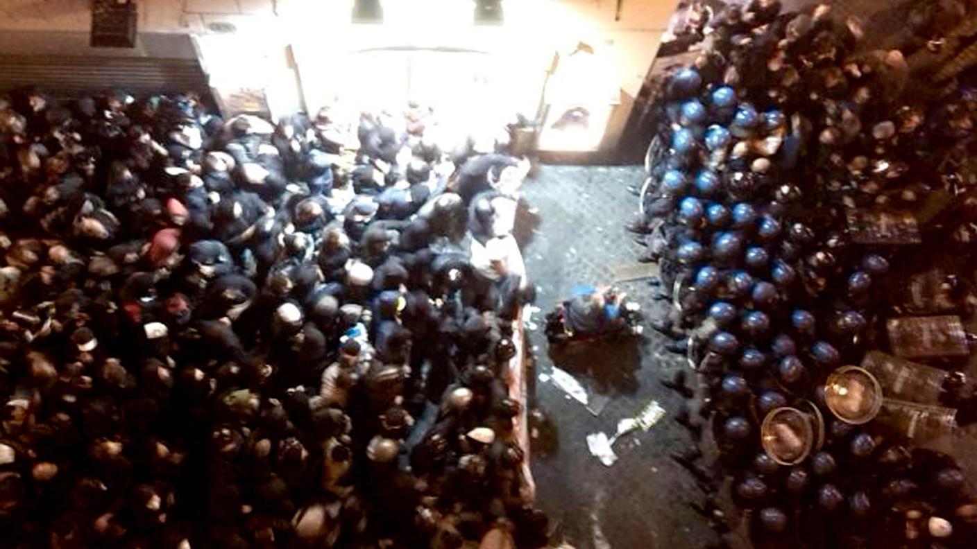 Faccia a faccia con la polizia