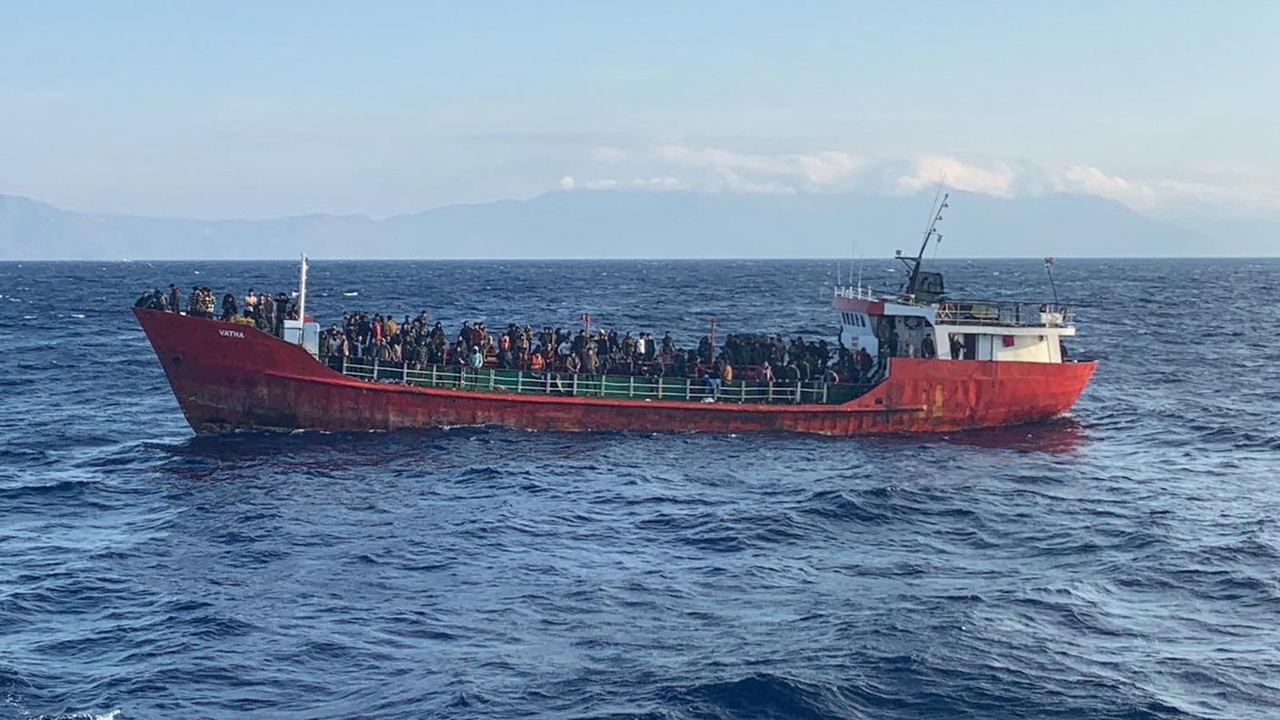 Un'imbarcazione carica di migranti nelle acque greche