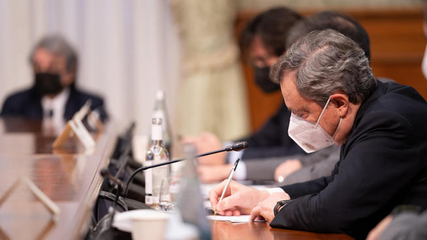 La cabina di regia presieduta dal premier italiano Mario Draghi a Palazzo Chigi 