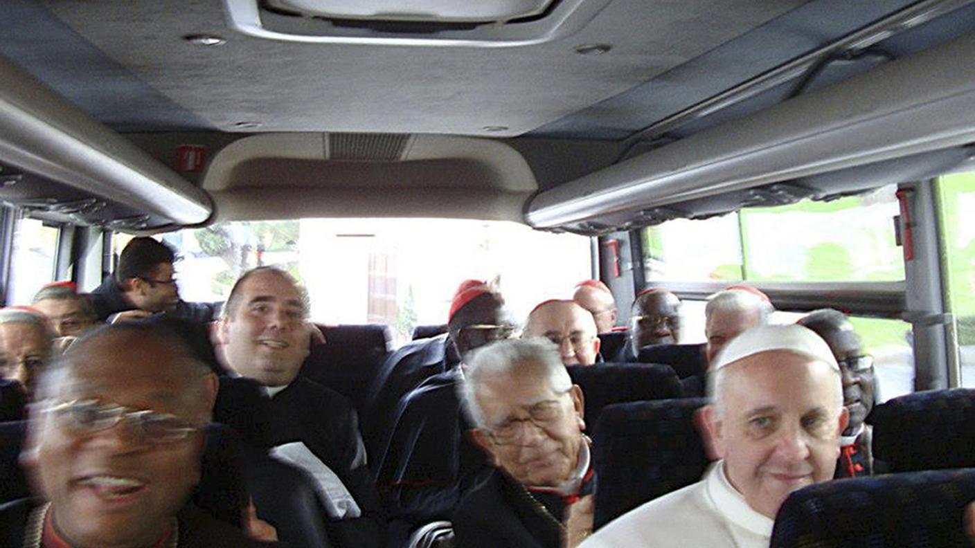 Non nell'auto papale, ma in bus con i cardinali il giorno dopo l'elezione