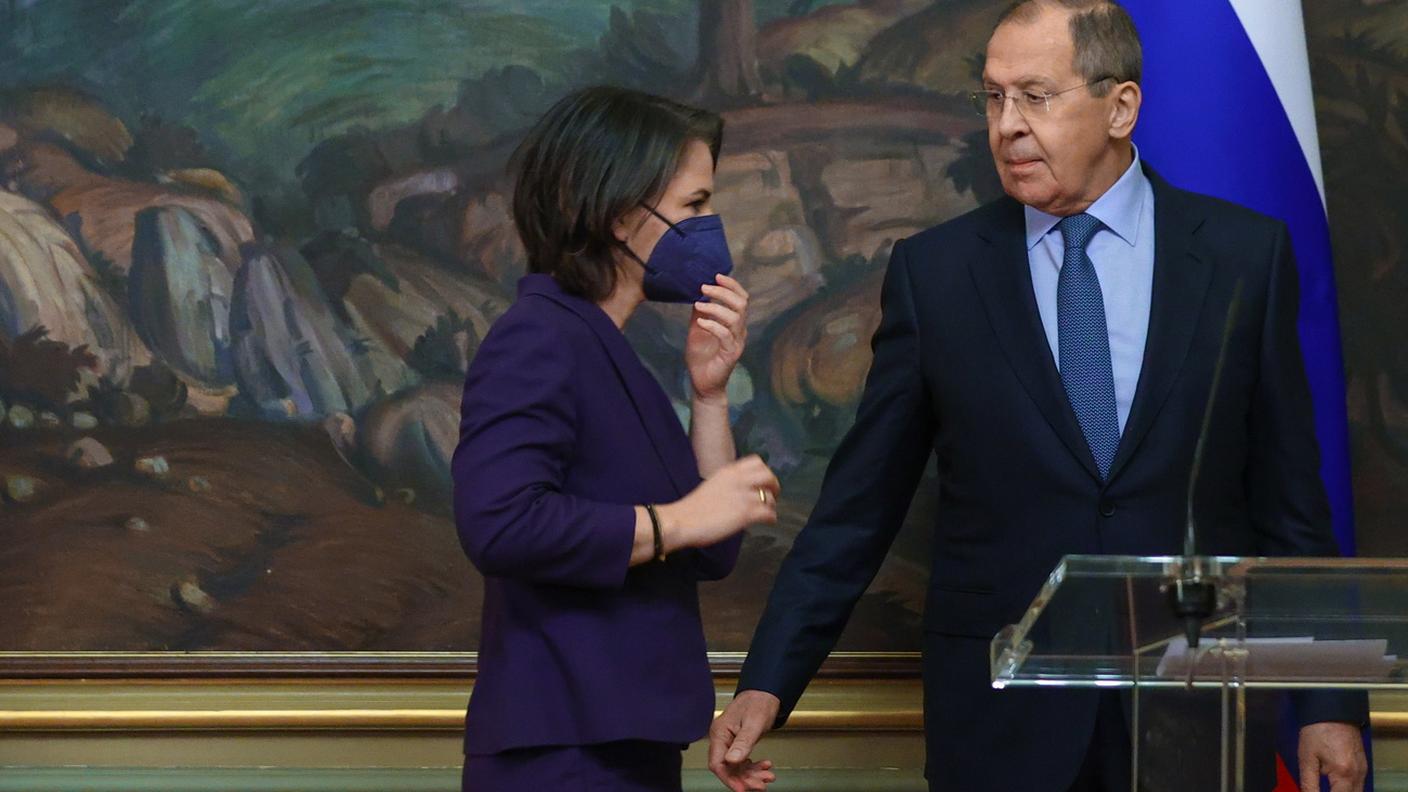 Baerbock e Lavrov durante la conferenza stampa comune