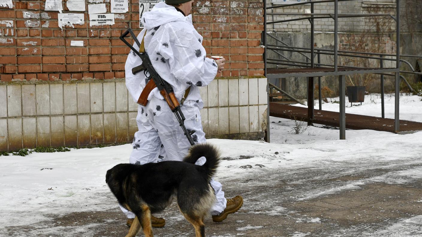 Un soldato ucraino al confine con la Russia