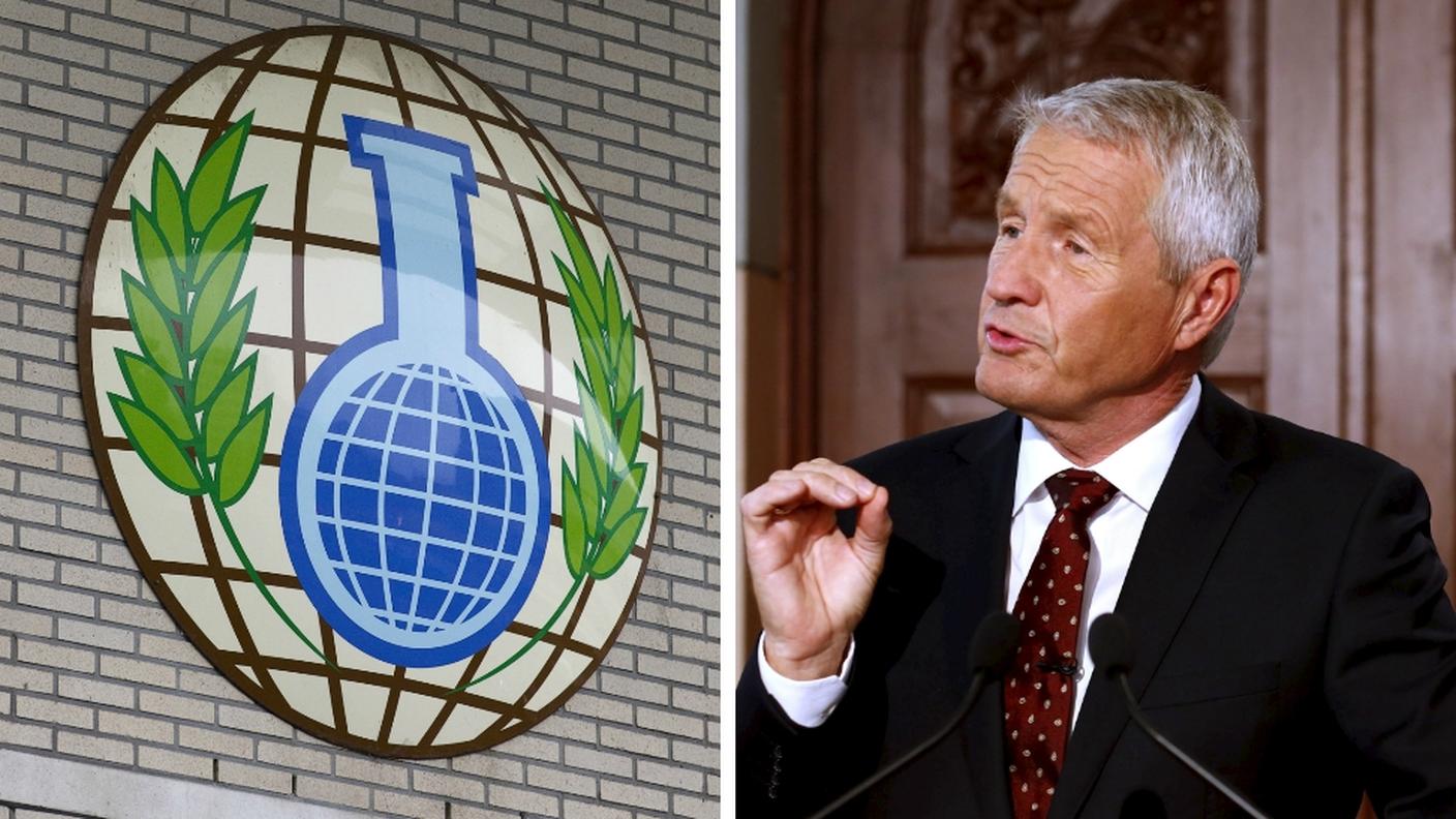 Il simbolo dell'OPAC e il presidente del Comitato norvegese del premio Nobel Thorbjorn Jagland