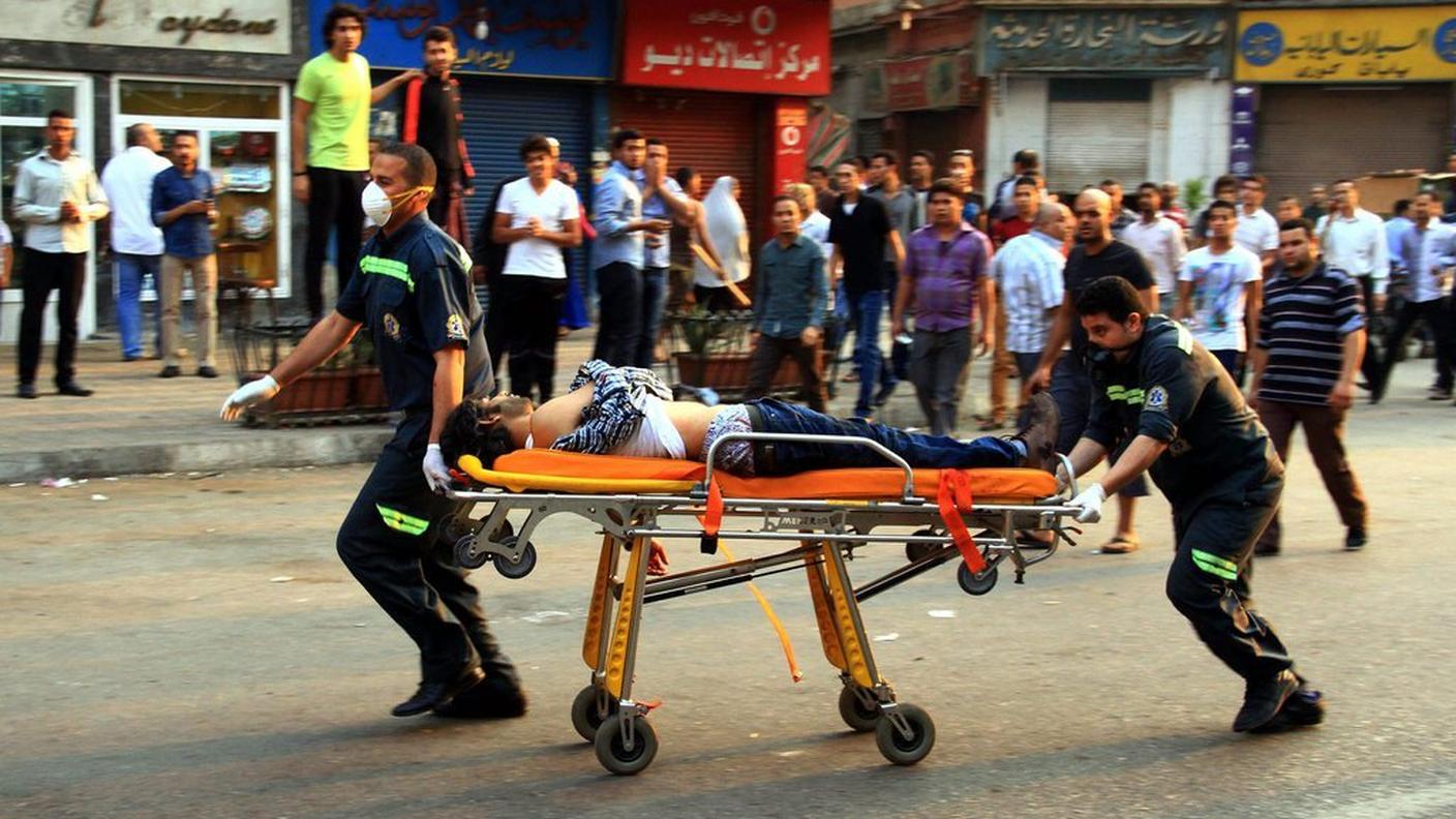 Un dimostrante soccorso dopo gli scontri nel centro della capitale egiziana