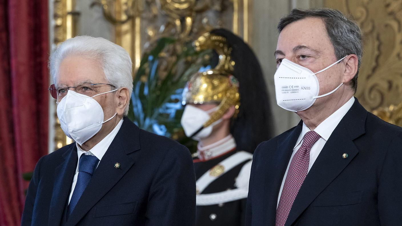 Il presidente Sergio Mattarella (s) e il premier Mario Draghi (d)