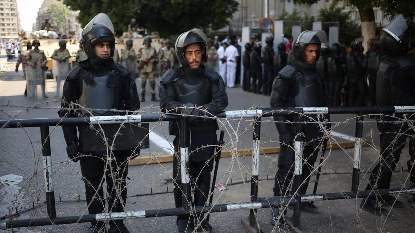 Poliziotti in tenuta antisommossa presidiano una via del Cairo