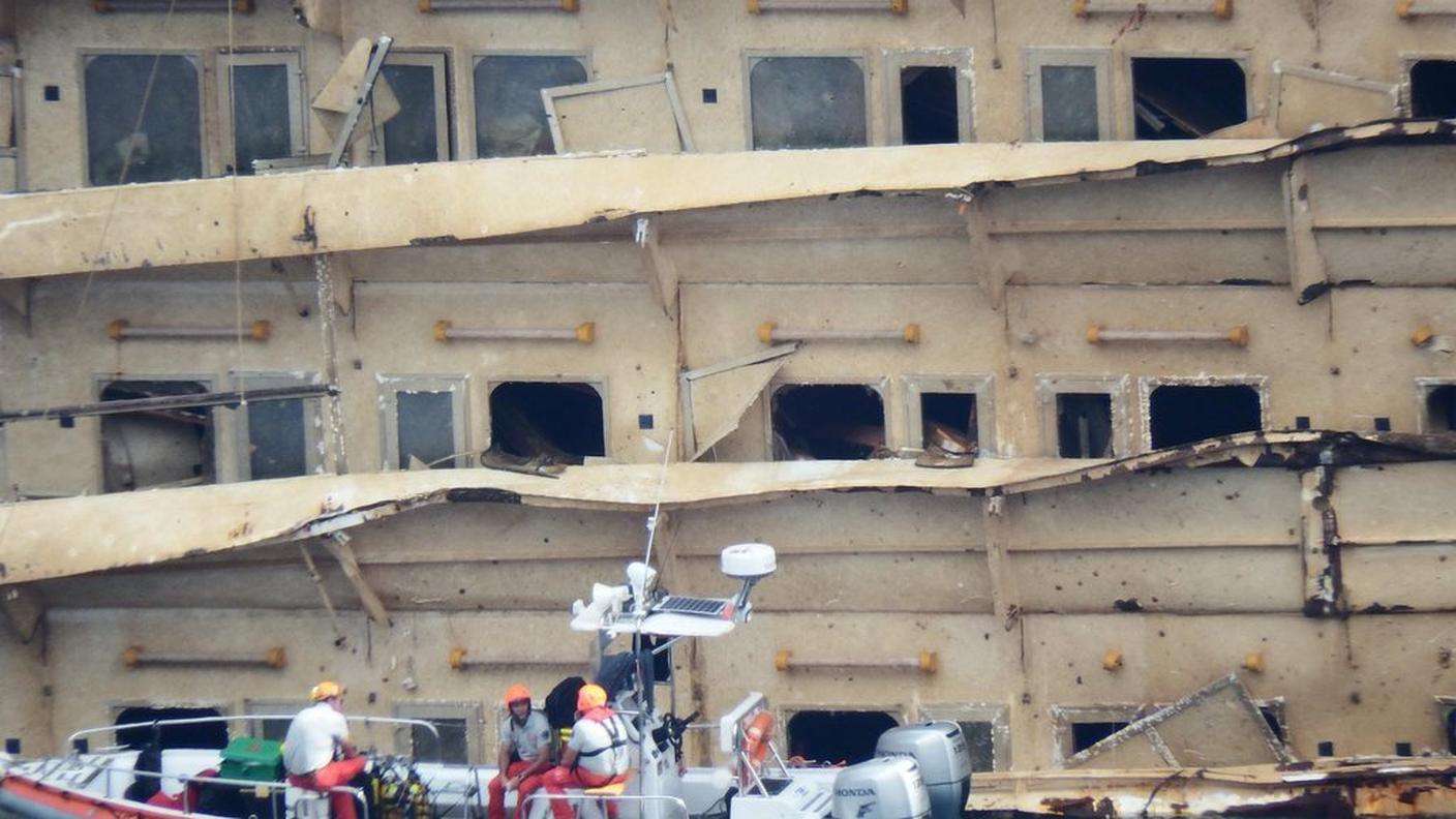 La nave arenatasi di fronte all'Isola del Giglio nel gennaio del 2012 è stata rimessa in assetto verticale lo scorso 16 settembre
