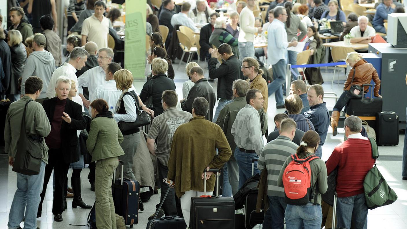 Turisti in attesa all'aeroporto di Monastir