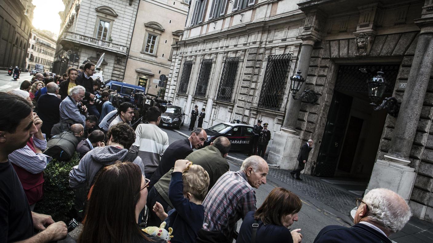 Ressa davanti a Palazzo Grazioni