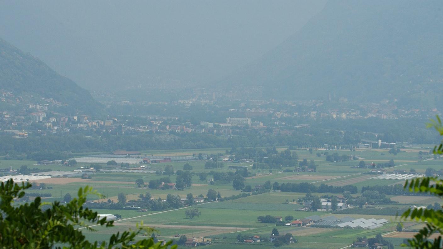 Piano di Magadino avvolto dallo smog