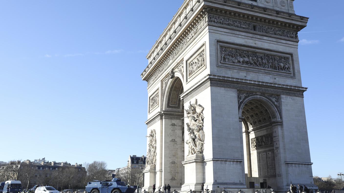 Blindati anche ai piedi dell'Arco di Trionfo al centro di Piazza Charles de Gaulle, l'ex Étoile