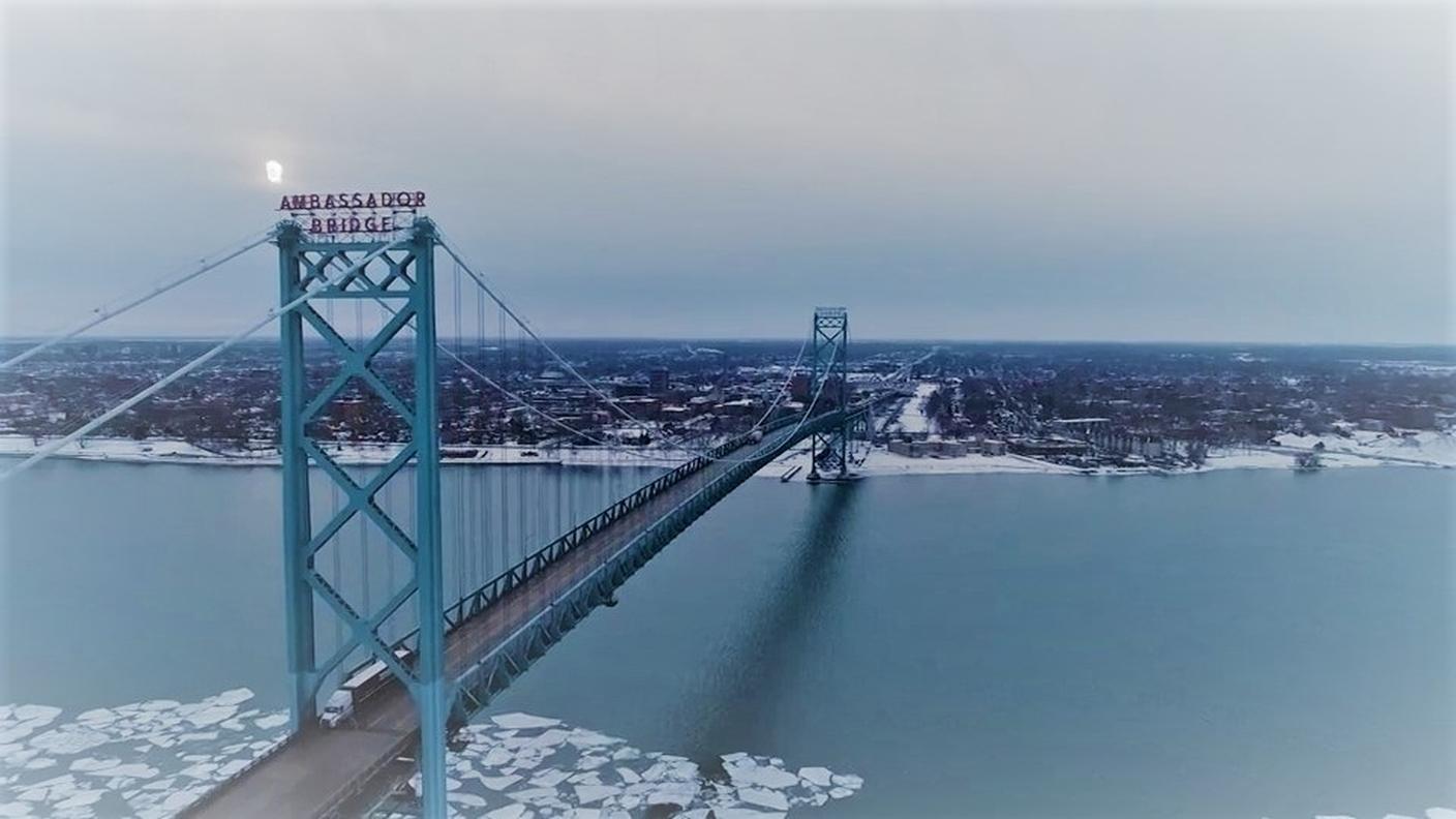 L'Ambassador Bridge sul fiume Detroit che unisce Michigan e Ontario 