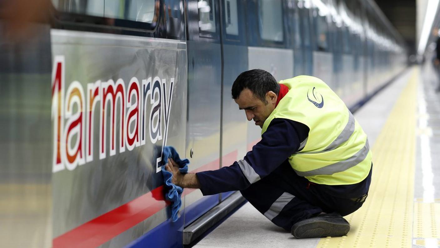 Primi treni... lustrati a puntino per l'inaugurazione del tunnel