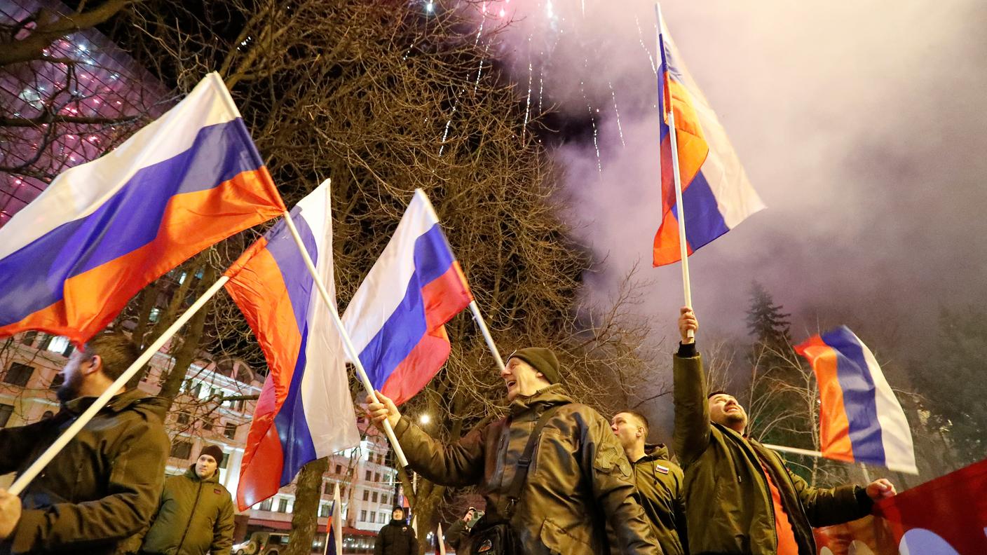 Attivisti filorussi festeggiano a Donetsk dopo l'annuncio di Putin. 
