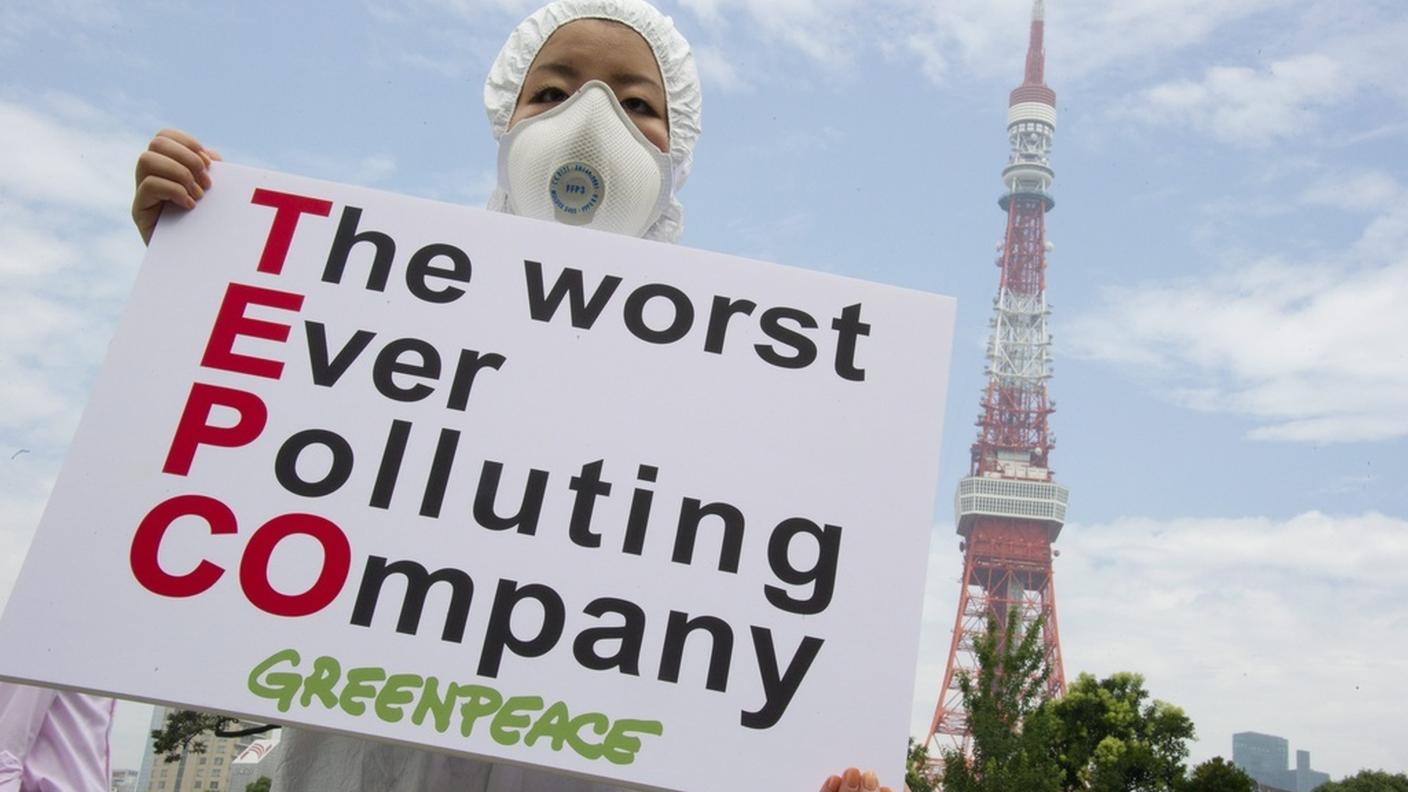Attivisti di Greenpeace hanno manifestato davanti alla Tepco
