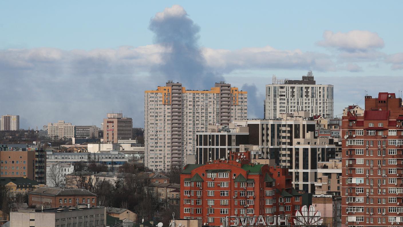 Una colonna di fumo si alza su Kiev dopo un bombardamento