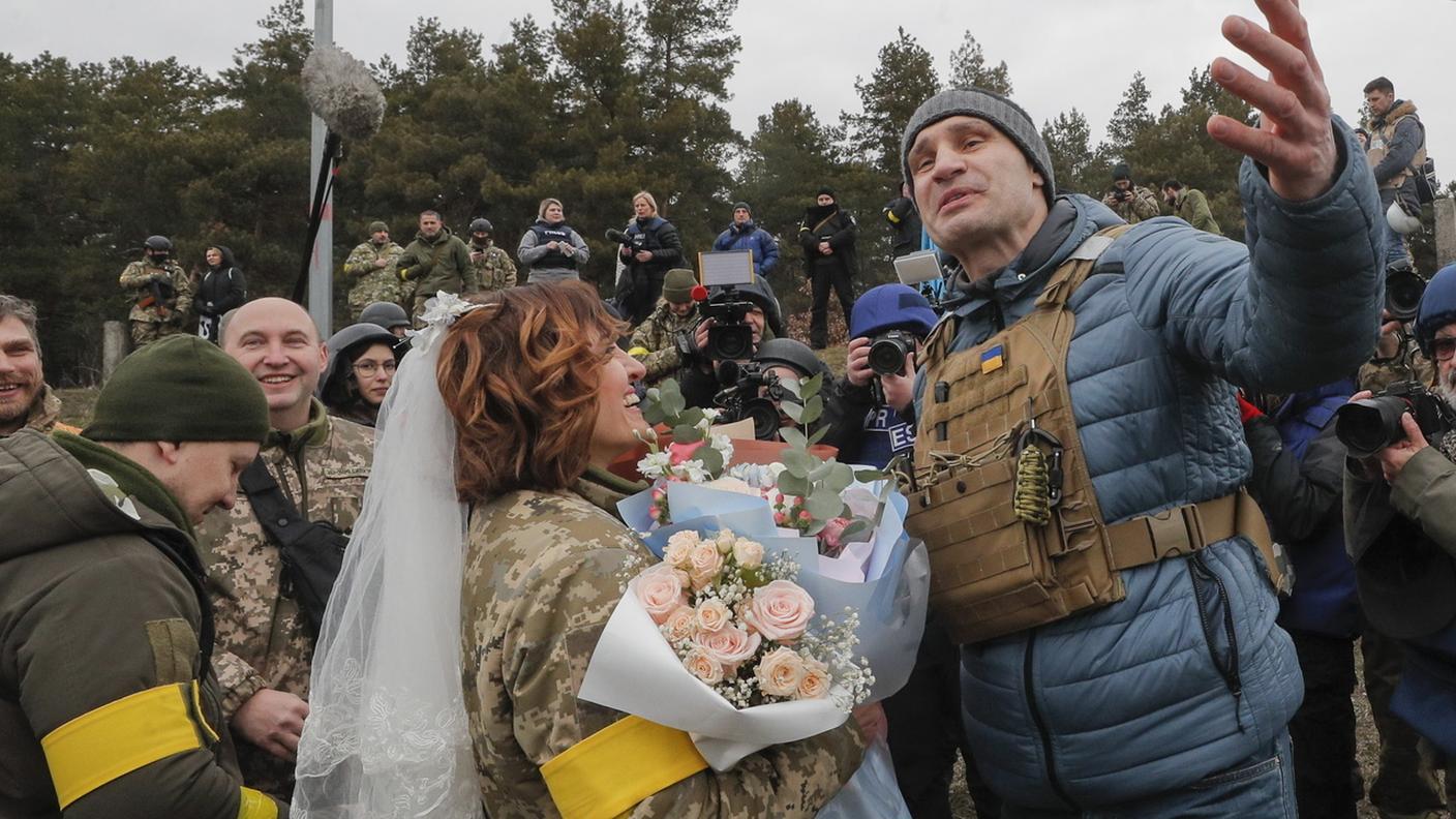 Sposi sul campo di battaglia in Ucraina