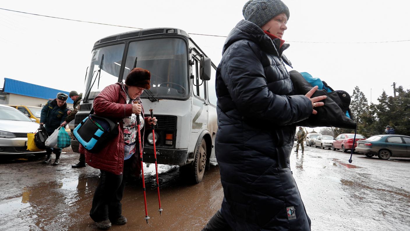 Civili in fuga da Mariupol