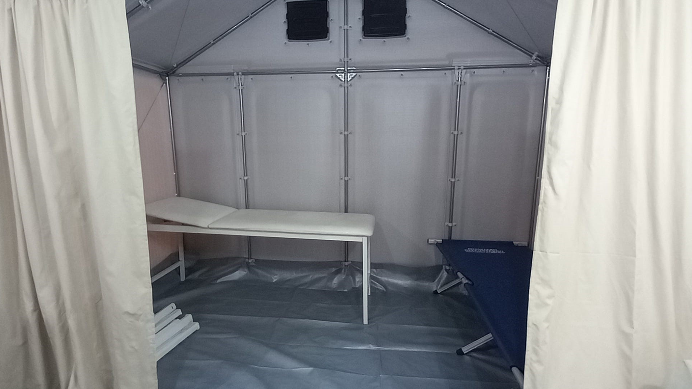 Uno dei punti d'accoglienza dei migranti al porto della località calabrese