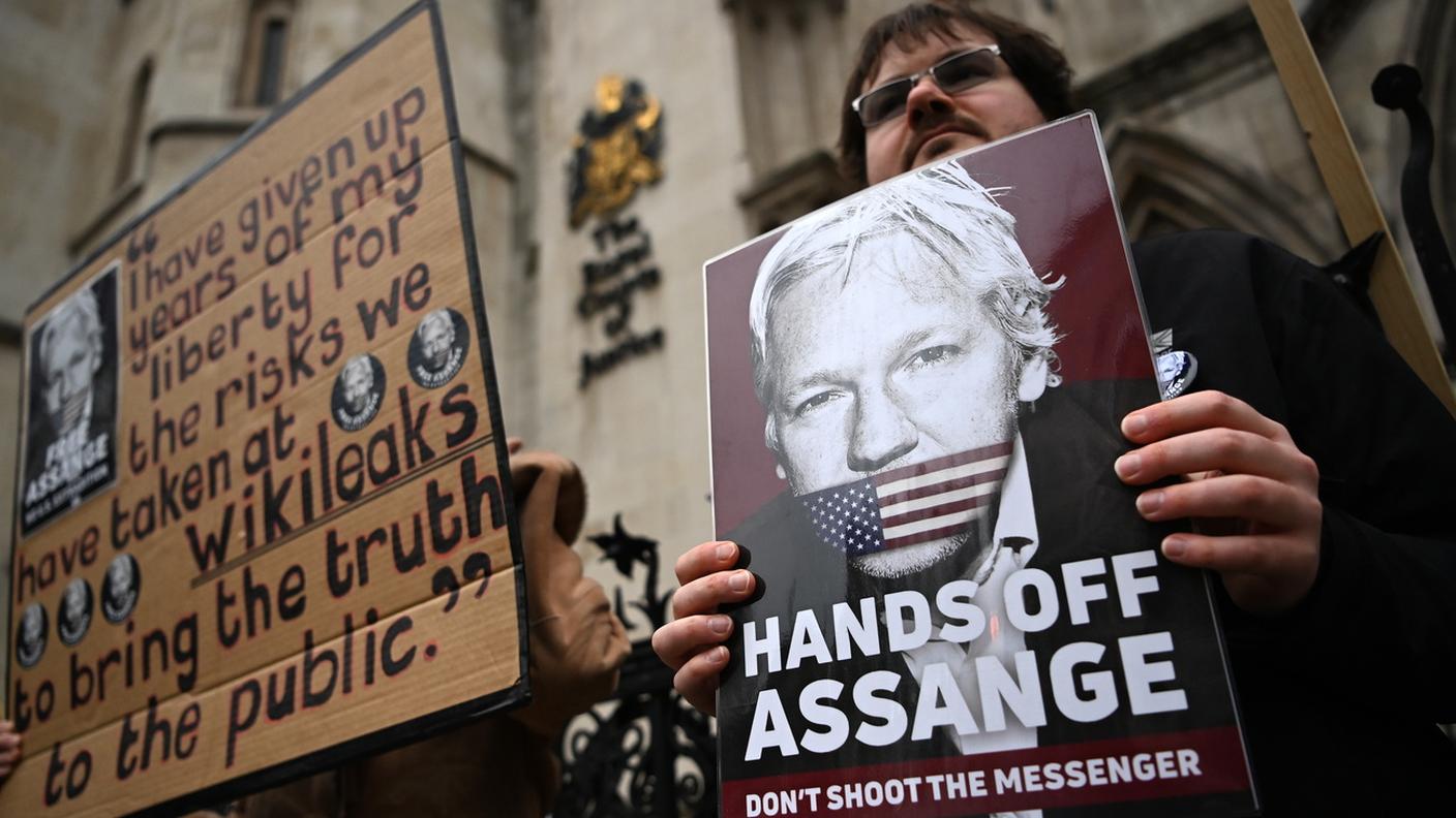 Manifestanti si oppongono all'estradizione di Assange verso gli USA; rischia 175 anni di carcere