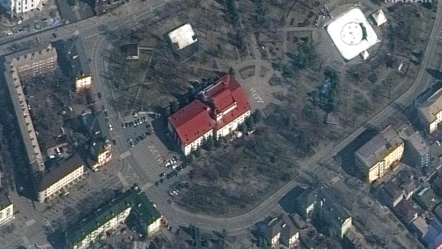 Un'immagine satellitare del teatro: all'esterno era stata dipinta la scritta "bambini"