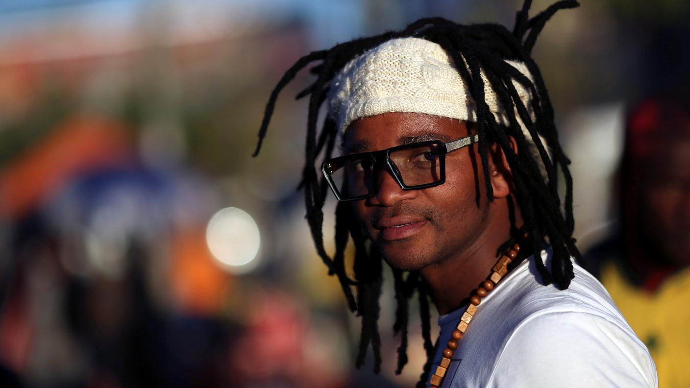 Taglio di capelli afro, treccine, dreadlocks sono tagli tipici della comunità ma in certi contesti vengono osteggiati