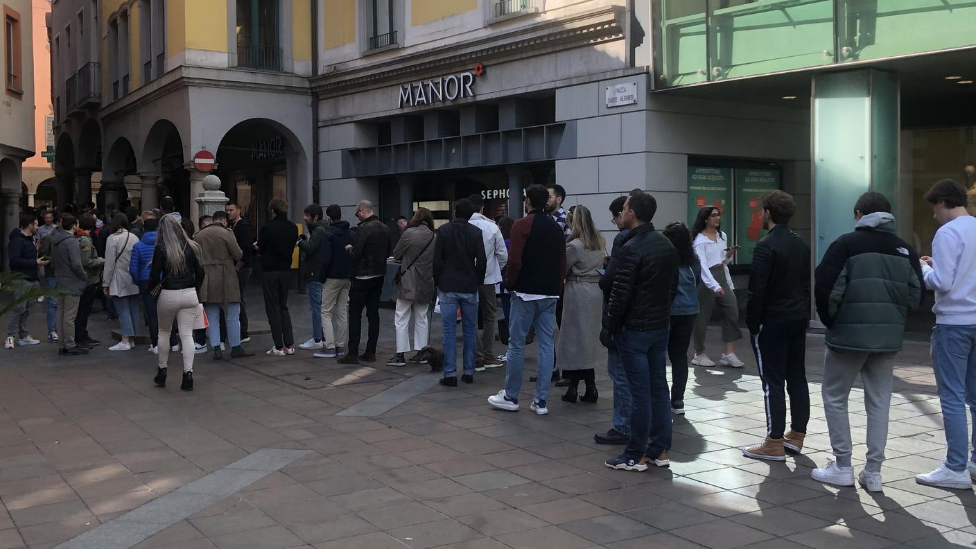 La coda nel centro di Lugano.
