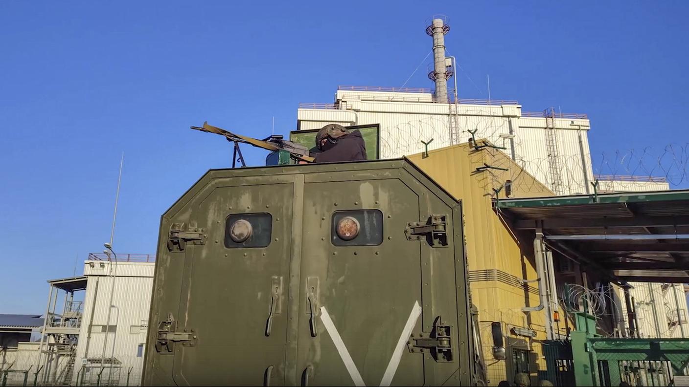 Un soldato russo di guardia su un blindato davanti alla centrale atomica di Chernobyl