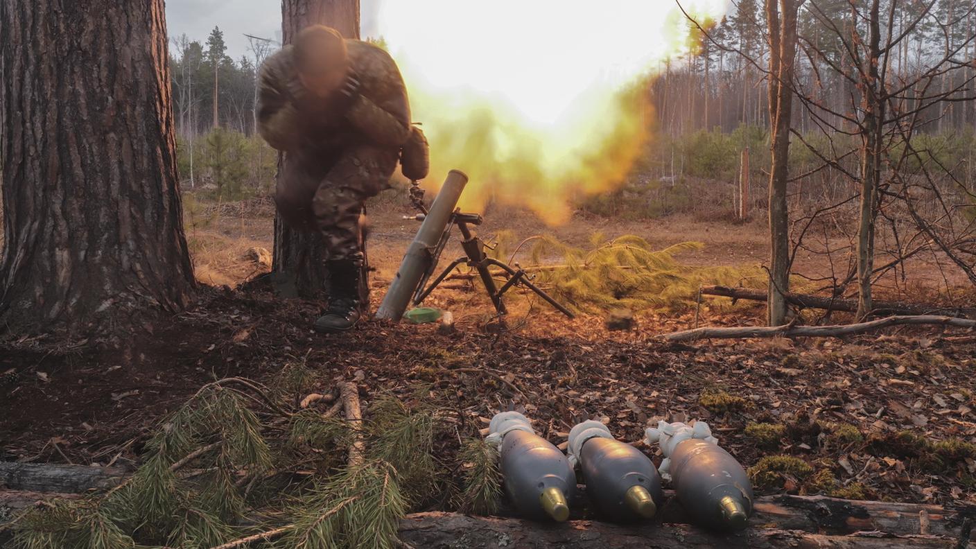 Un soldato ucraino scaglia proiettili di mortaio contro le forze russe nei pressi di Kiev