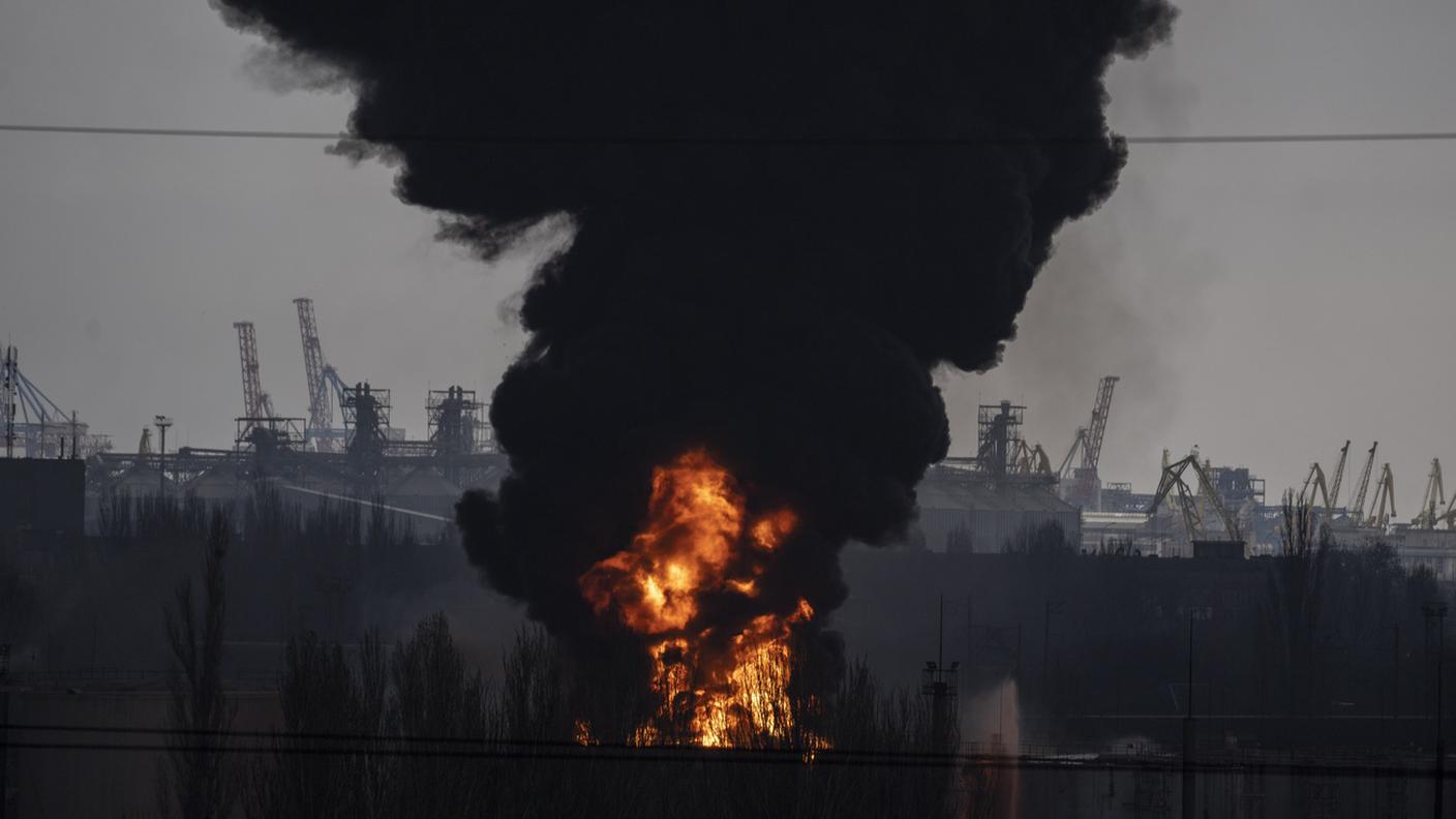 Un deposito di carburante in fiamme dopo l'attacco su Odessa