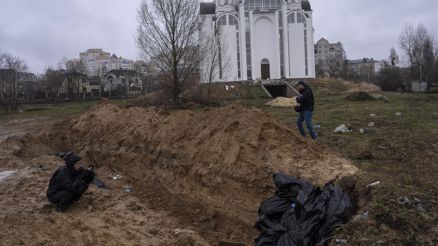 Fosse comuni a Bucha, non lontano da Kiev