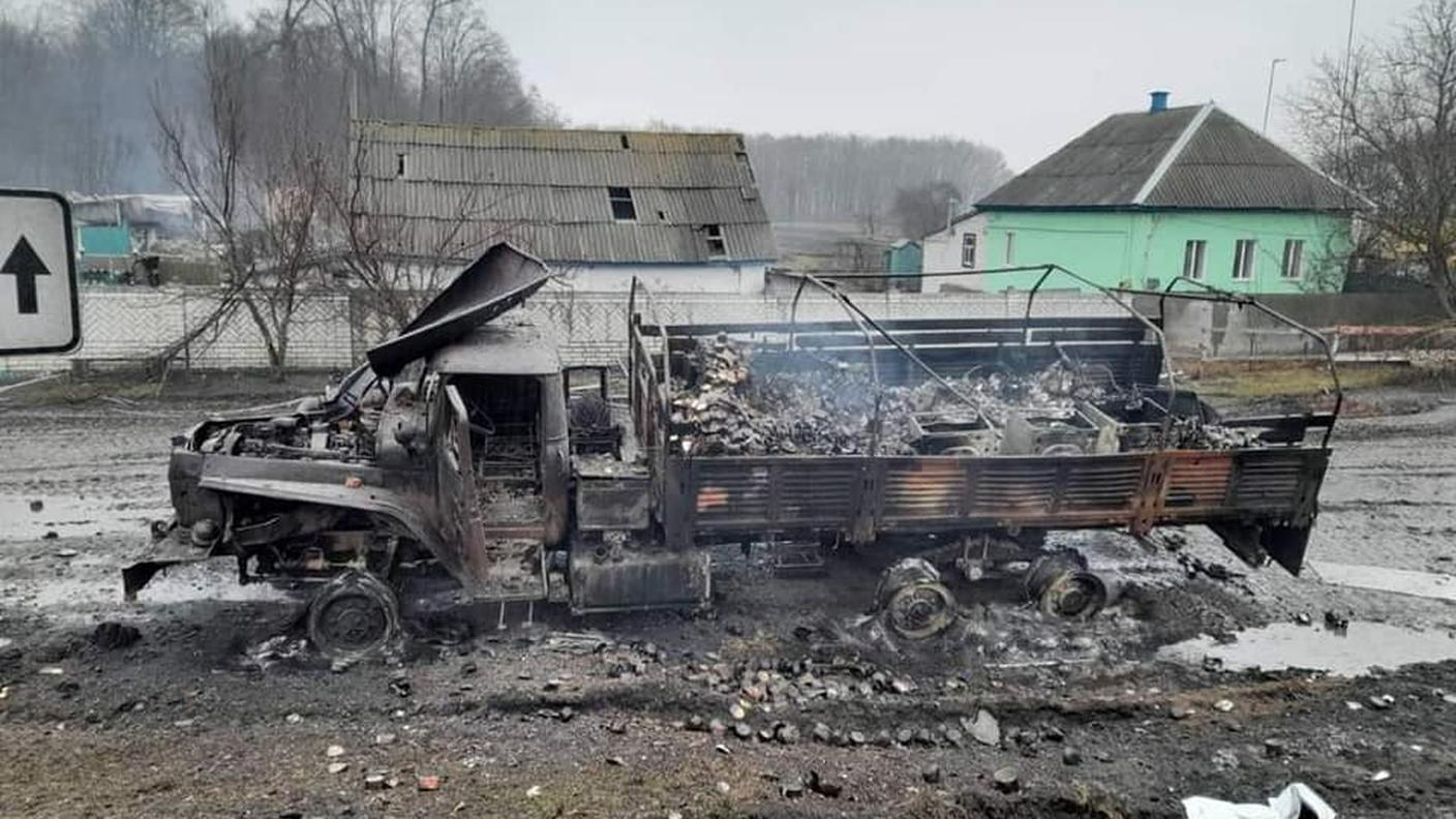 Un camion russo distrutto ha a bordo lavatrici rubate dalle case dei civili presso Chernihiv