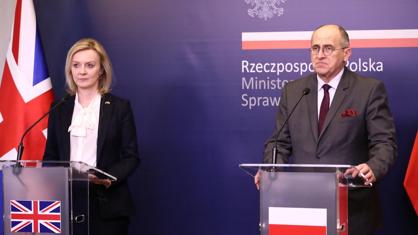 La ministra degli esteri britannica Liz Truss, durante la conferenza stampa di oggi a Varsavia dopo i suoi colloqui con l'omologo polacco Zbigniew Rau